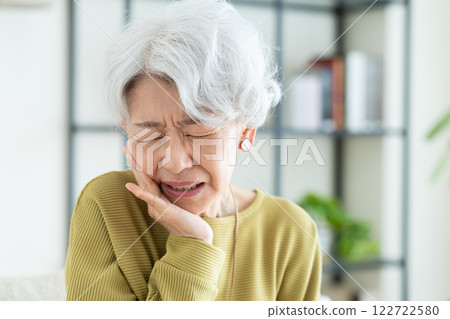 有牙痛的資深婦女 122722580