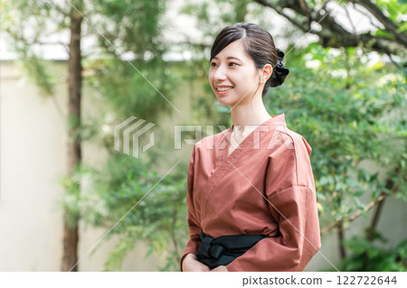 在老字號溫泉旅館、高級旅館、旅館工作的中井小姐和女房東 在老字號溫泉旅館、高級旅館、旅館工作的中井小姐和女房東 122722644