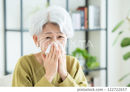 患有花粉症的高級婦女 122722657