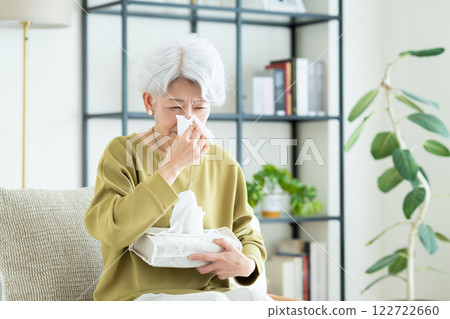 患有花粉症的高級婦女 122722660