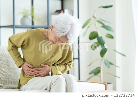有胃痛的資深婦女 122722734