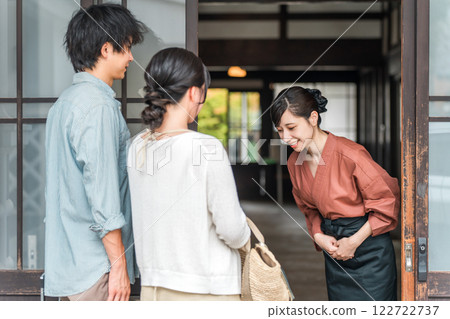 在老字號溫泉旅館、高級旅館、住宿設施中為遊客提供服務的中井女士和女房東。 122722737