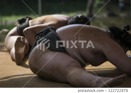 Sumo wrestler doing the splits 122722878