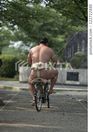 相撲選手騎自行車 122722880