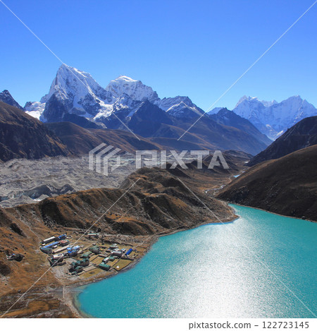 Lodges in Gokyo and high mountains, Nepal. 122723145