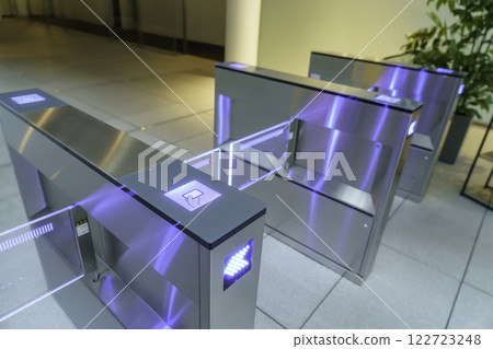 大樓入口處的門禁系統、卡片鑰匙，照片由 Sky Perfect Tokyo Media Center 提供 122723248