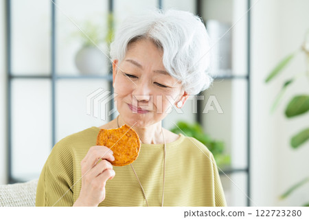 吃米餅的高級婦女 122723280