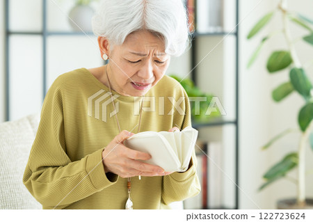 看她的錢包的資深婦女 122723624