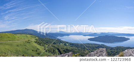 Lake Kussharo as seen from Bihoro Pass in September with the autumn wind blowing Lake Kussharo as seen from Bihoro Pass in September with the autumn wind blowing 122723968