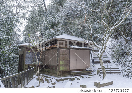 Tohakutei covered in snow at Mount Kurama in Kyoto 122723977