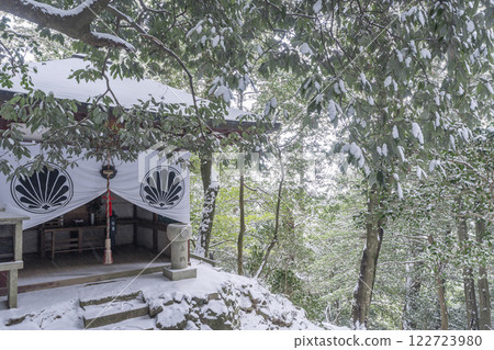 Winter at Kurama Temple: On the approach to the inner shrine, the Jizo Hall on Byobuzaka (the Jizo statue in the leather hall) 122723980