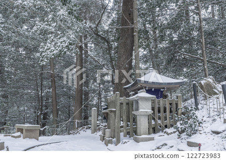 鞍馬寺內殿參道上的義經身高比對石被雪埋沒 鞍馬寺內殿參道上的義經身高比對石被雪埋沒 122723983