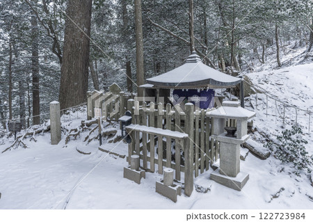 鞍馬寺內殿參道上的義經身高比對石被雪埋沒 122723984