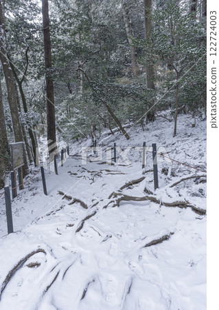 Kurama Temple: The inner shrine approach to the temple, a steep mountain path covered in snow Kurama Temple: The inner shrine approach to the temple, a steep mountain path covered in snow 122724003