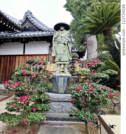 親鸞聖人被花包圍 122724288