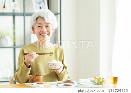 吃早餐的資深婦女 122724823