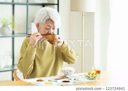 老年婦女早餐喝味噌湯 老年婦女早餐喝味噌湯 122724841