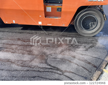 Work to lay asphalt Work to lay asphalt 122724948