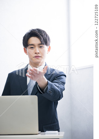一位商人在演講期間向某人提問 一位商人在演講期間向某人提問 122725109