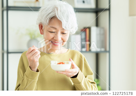 Vacinia woman eating yogurt 122725178