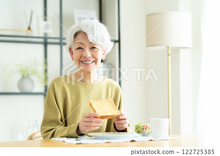 老年婦女早餐吃麵包 老年婦女早餐吃麵包 122725385