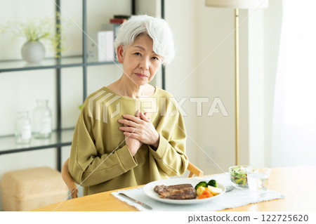 患有厭食症的百日菊雌性 患有厭食症的百日菊雌性 122725620