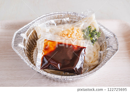 用鋁鍋煮的味噌烏龍麵 用鋁鍋煮的味噌烏龍麵 122725695