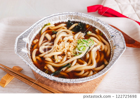 用鋁鍋煮的味噌烏龍麵 用鋁鍋煮的味噌烏龍麵 122725698