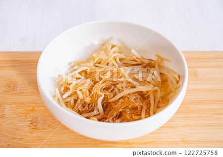 Vermicelli salad made in the microwave 122725758