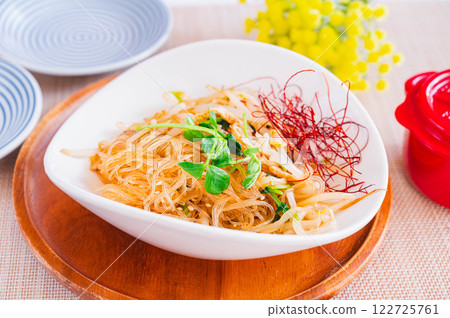Vermicelli salad with pea sprouts Vermicelli salad with pea sprouts 122725761