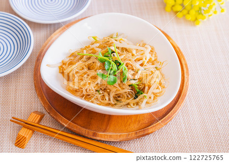 Vermicelli salad with pea sprouts 122725765