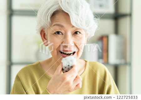 Senior woman eating Daifuku 122725833