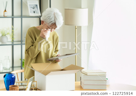整理物品的老年婦女 122725914