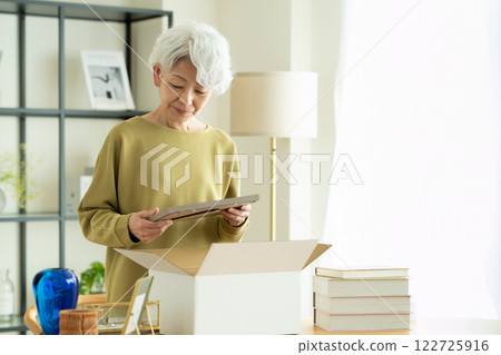 整理物品的老年婦女 122725916