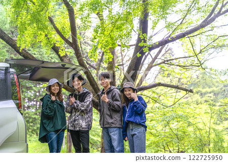 前往徒步旅行的年輕人 122725950