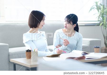 兩名女學生邊聽課邊學習 兩名女學生邊聽課邊學習 122726645