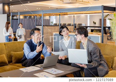 在設計師辦公室工作的人 122727089