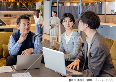 在設計師辦公室工作的人 122727090