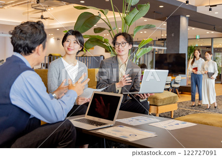 在設計師辦公室工作的人 122727091