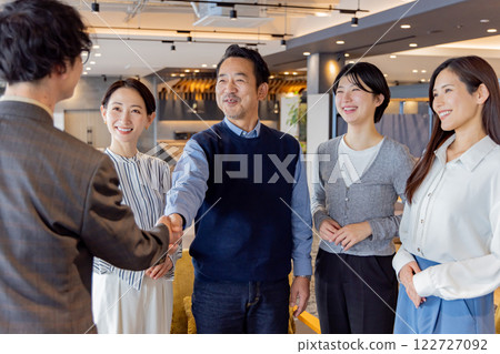 在設計師辦公室工作的人 122727092