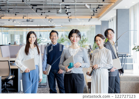 在設計師辦公室工作的人 在設計師辦公室工作的人 122727123