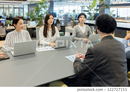 在設計師辦公室工作的人 122727153