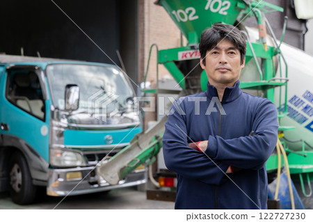 一名男子站在攪拌車前 122727230