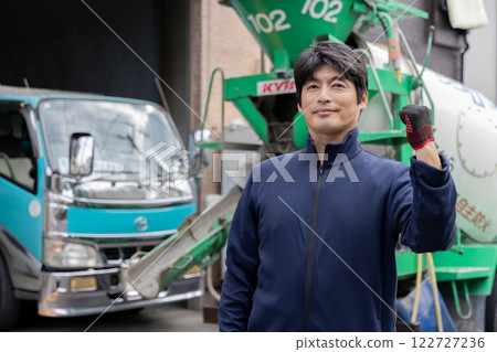 一名男子站在攪拌車前 122727236