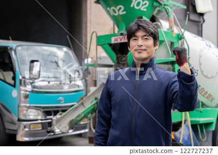 一名男子站在攪拌車前 122727237