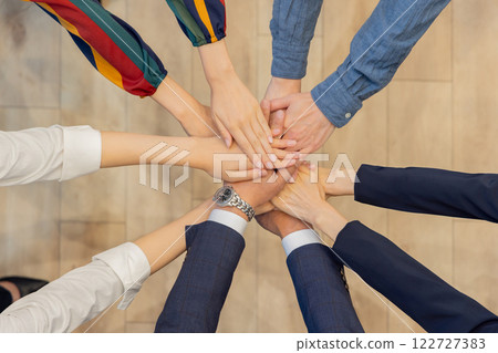 商務手疊成一個圓圈,俯視 商務手疊成一個圓圈,俯視 122727383