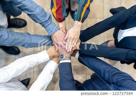 商務手疊成一個圓圈,俯視 商務手疊成一個圓圈,俯視 122727384