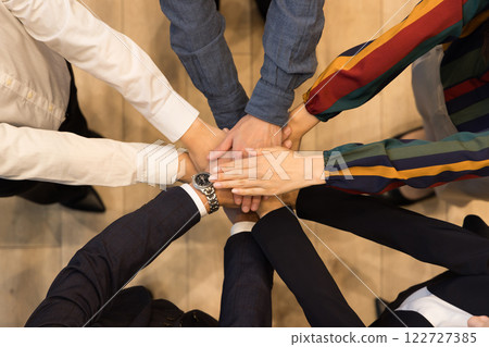 商務手疊成一個圓圈，俯視 122727385