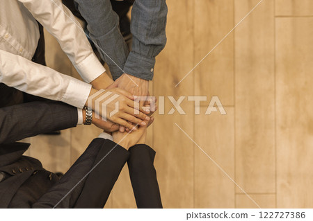 商務手疊成一個圓圈，俯視 122727386