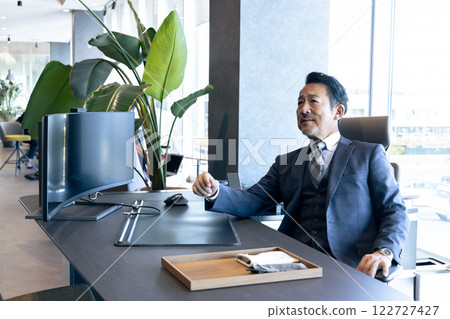 在設計師辦公室工作的人 在設計師辦公室工作的人 122727427